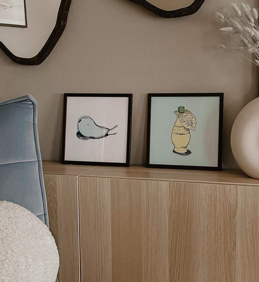 Innrammede bilder på sjekk i stuen